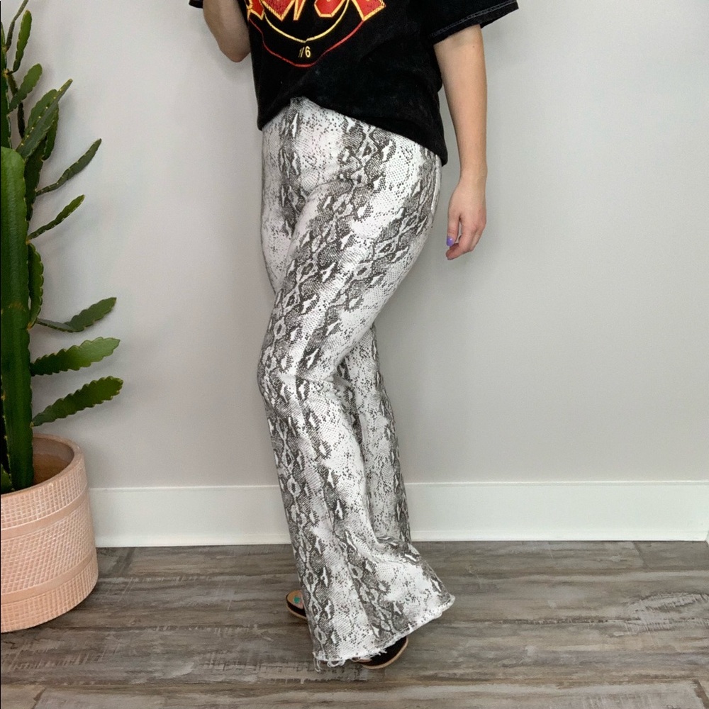 She’s Sneaky Snakeskin Flare Jeans 10 16 Trendy - Picture 2 of 8